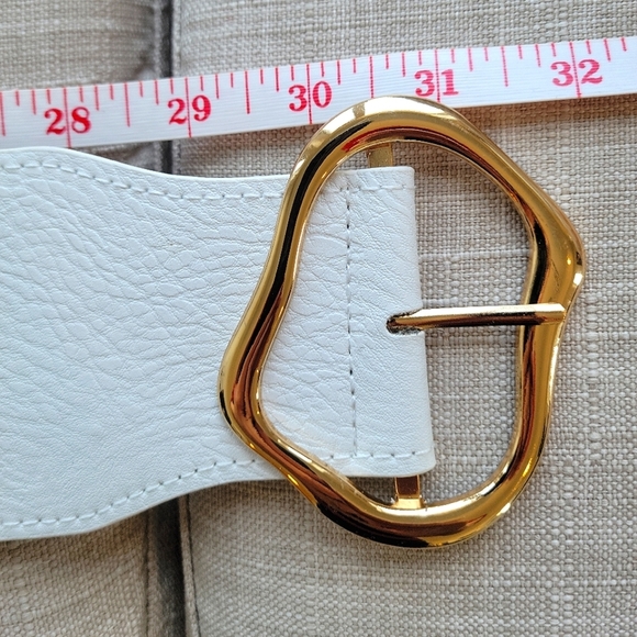 💥FREE with 3/$30 BUNDLE💥 White Belt with Gold Buckle - Picture 5 of 7